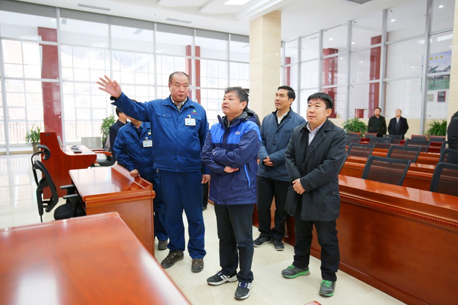 9-2016年12月，生態(tài)環(huán)境部部長(zhǎng)黃潤(rùn)秋（時(shí)任環(huán)境保護(hù)部副部長(zhǎng)）蒞臨金徽股份視察工作，對(duì)金徽股份 的環(huán)境保護(hù)工作給充分肯定。.jpg